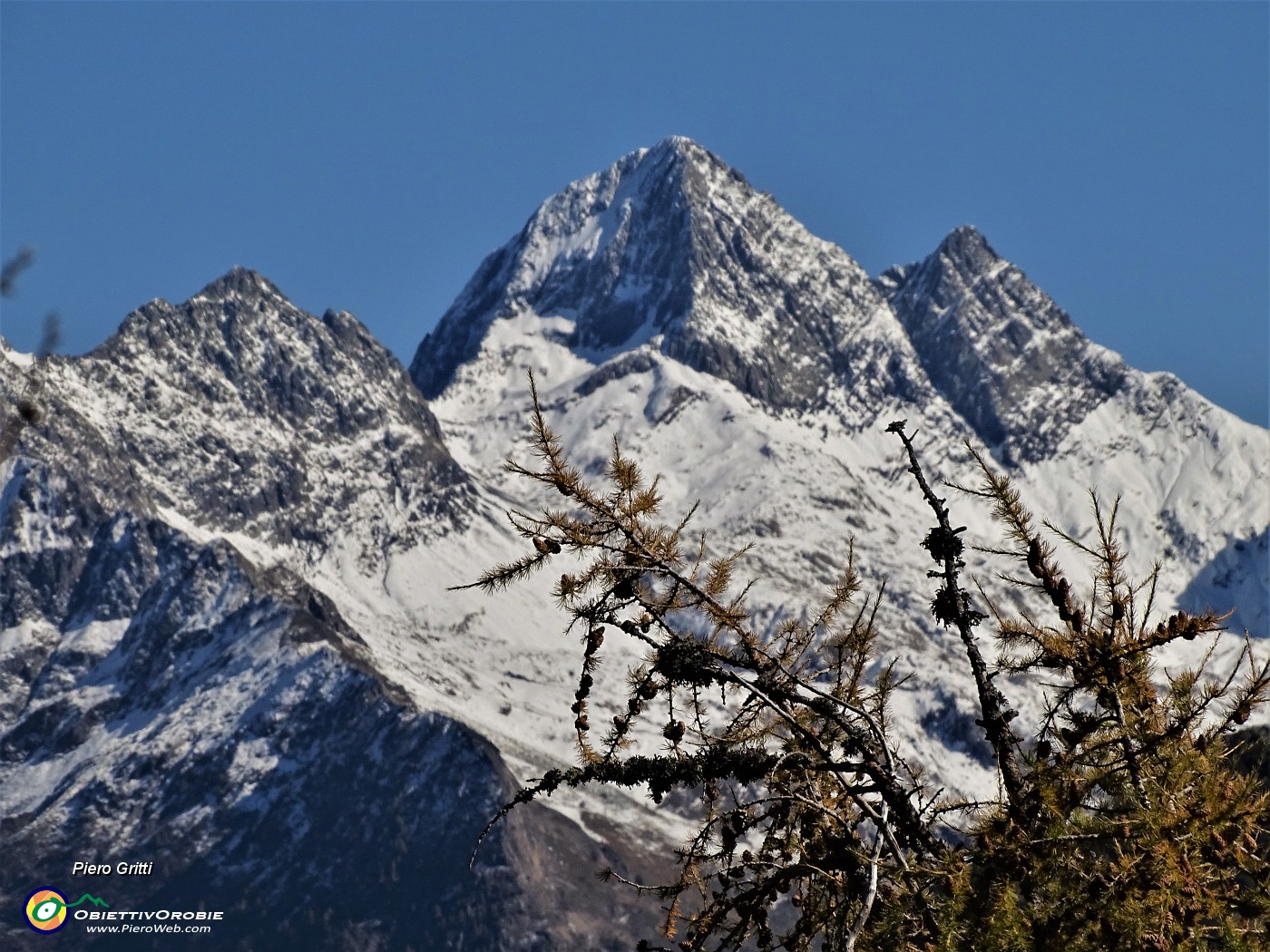 43 Larici colorati d'autunno per il Pizzo del Diavolo imbiancato di neve.JPG